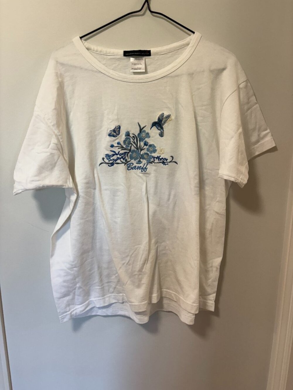 Vintage 90s Canada Country Collections T-Shirt Embroidered Butterflies Banff Y2K